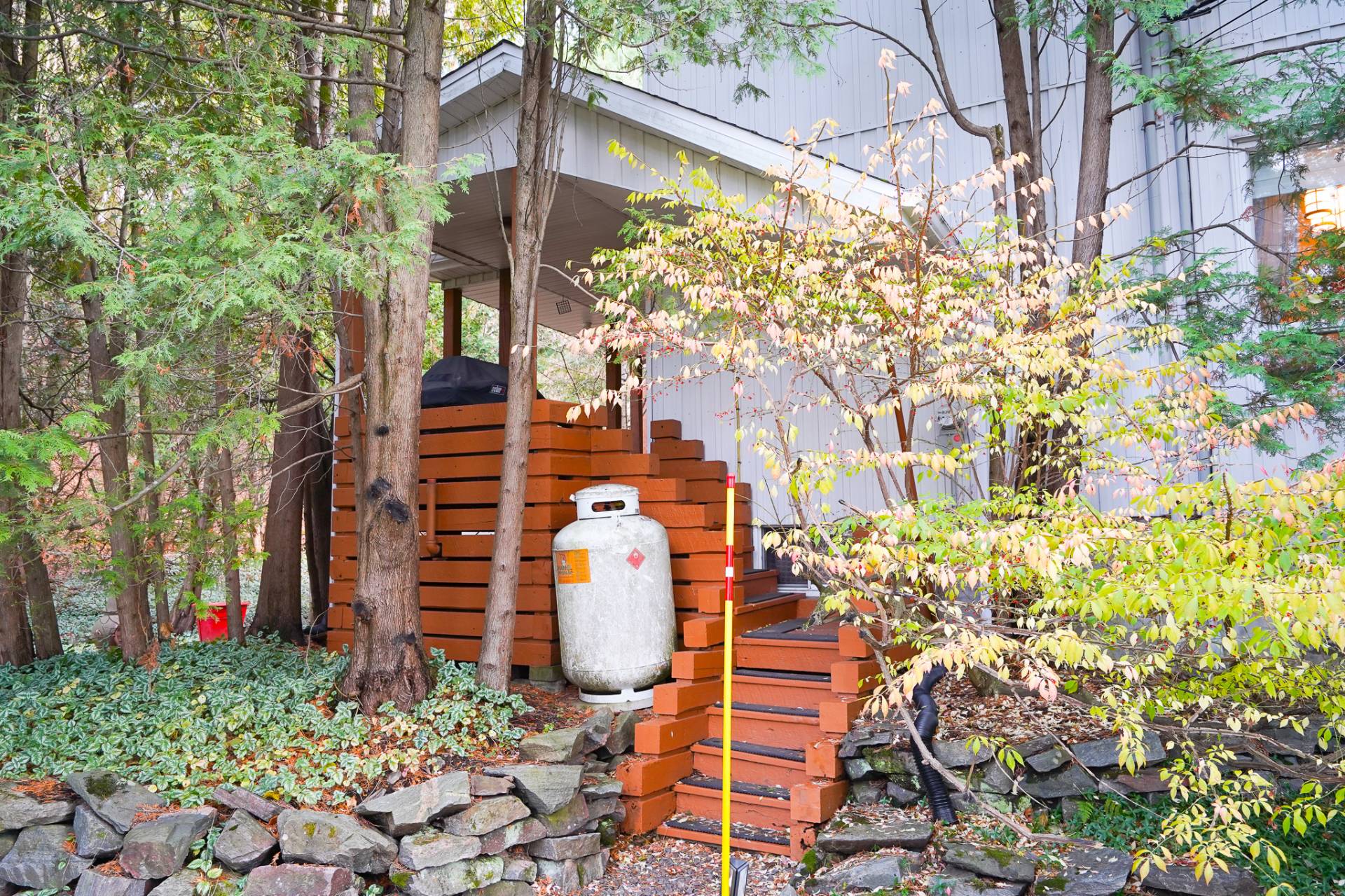 Accès vers le balcon arrière et à la terrasse.