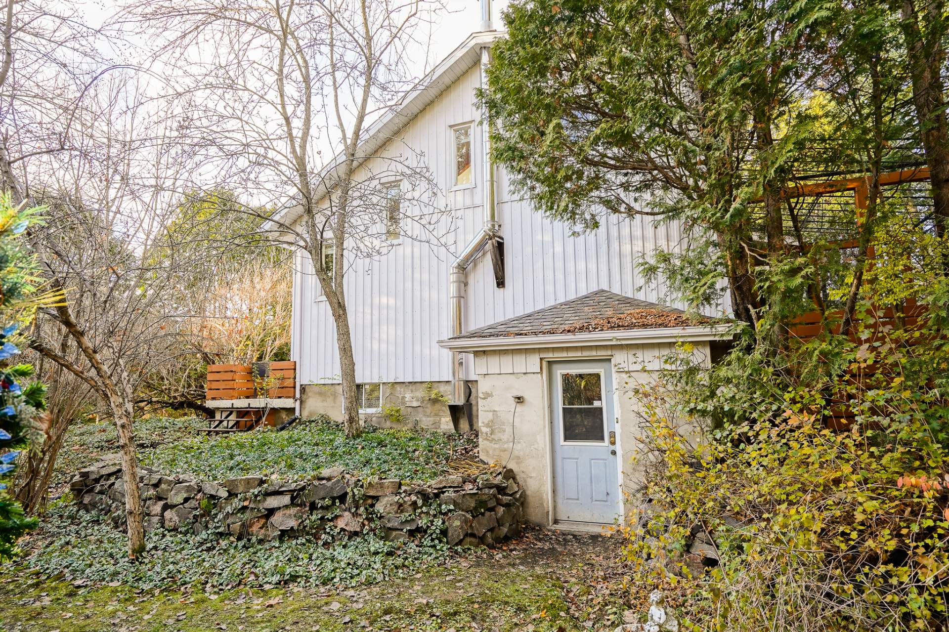 Accès extérieur au sous-sol.