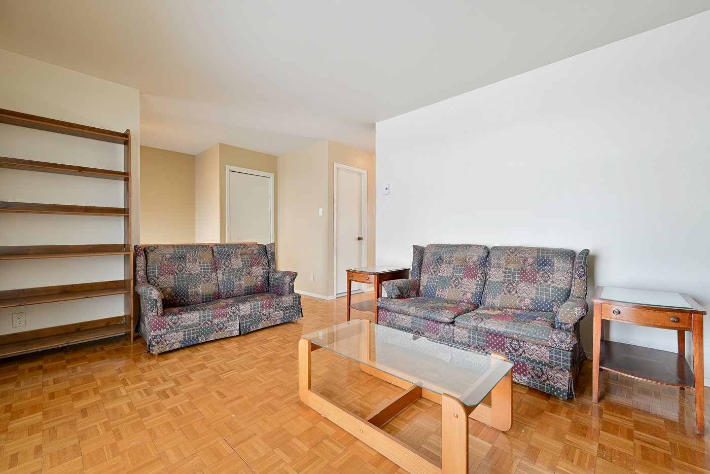 vue vers le hall, grand garde-robe walk-in d'entré