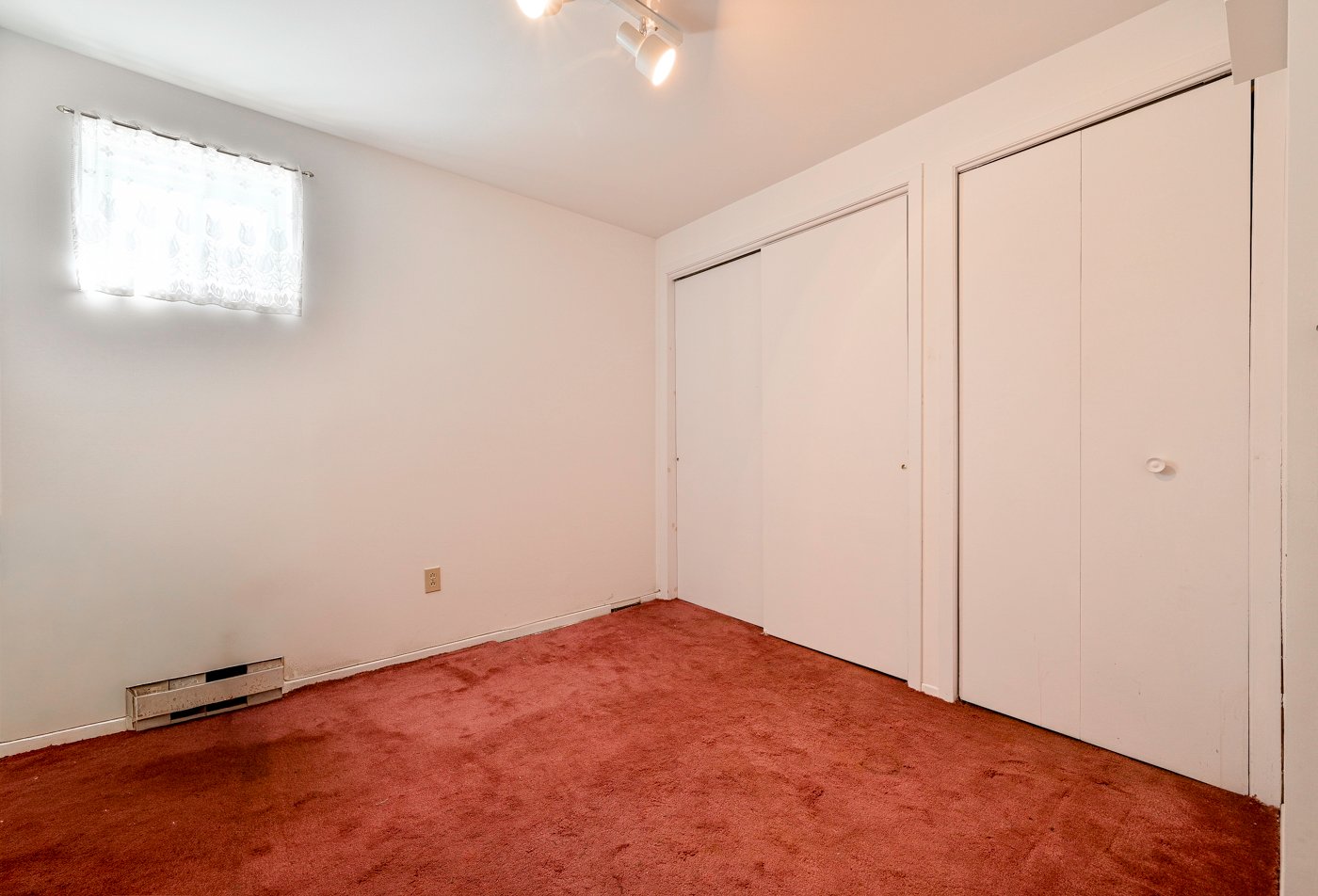 fenêtre étroite pour chambre