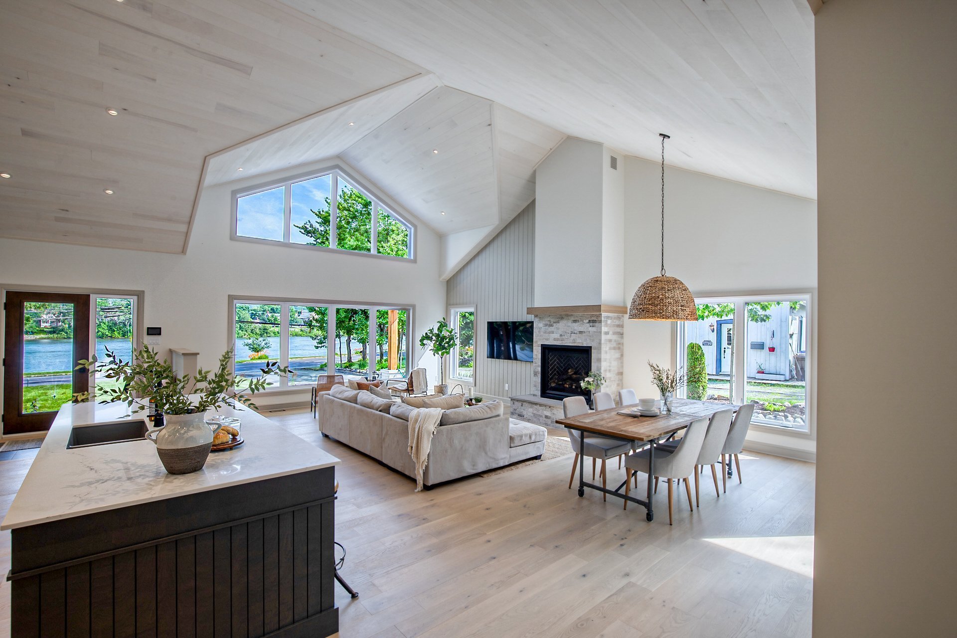 Fenestration avec vue sur la montagne