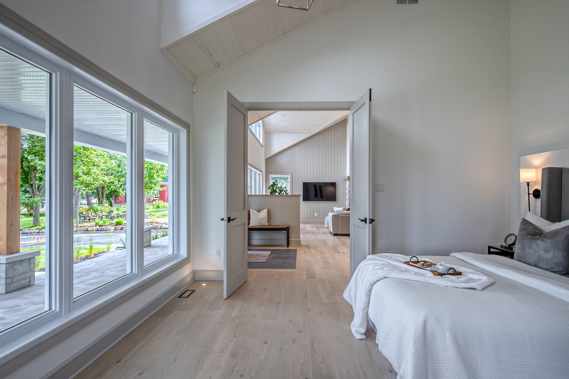 Vue sur l'eau et sur la montagne