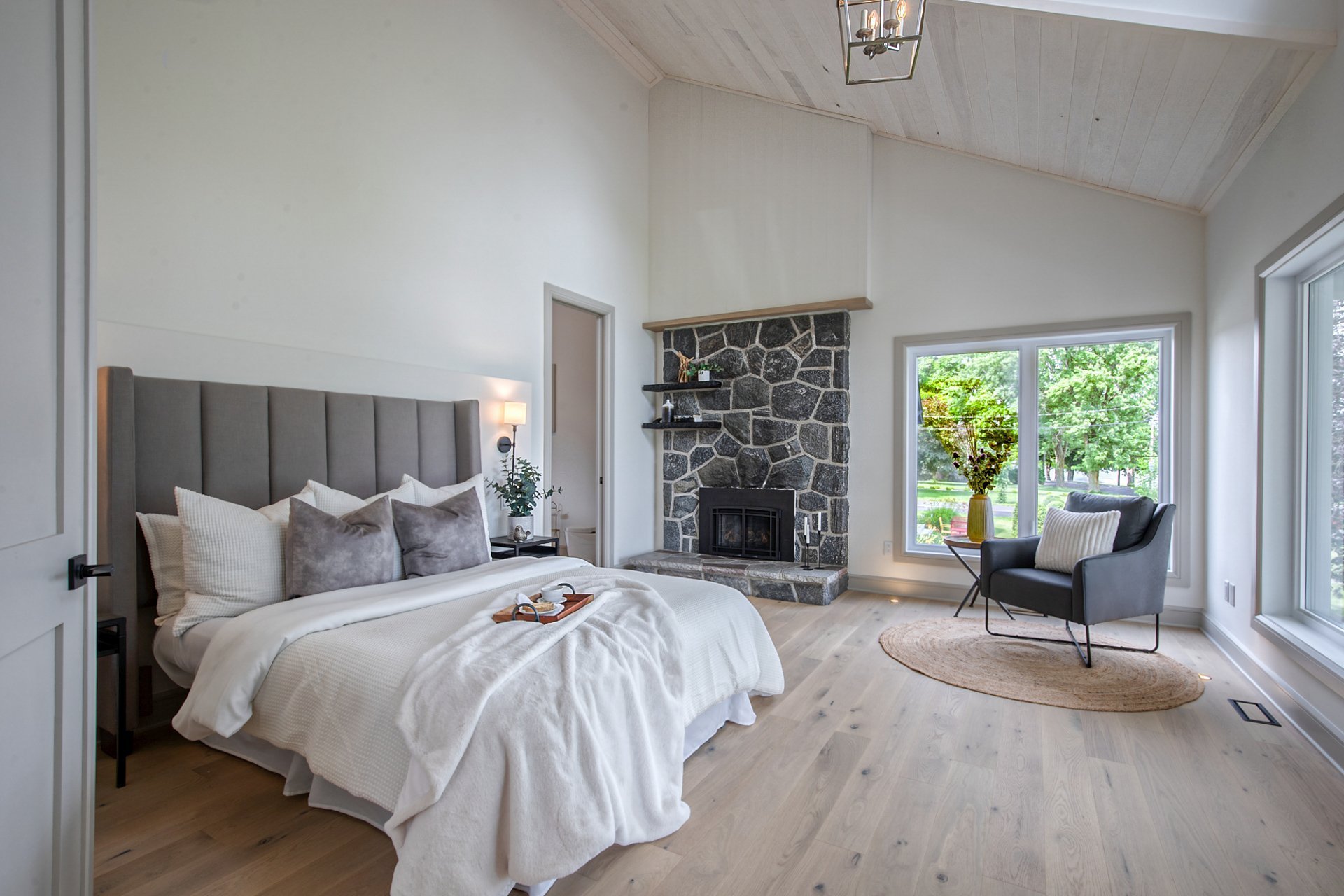 Pièce chaleureuse et confortable