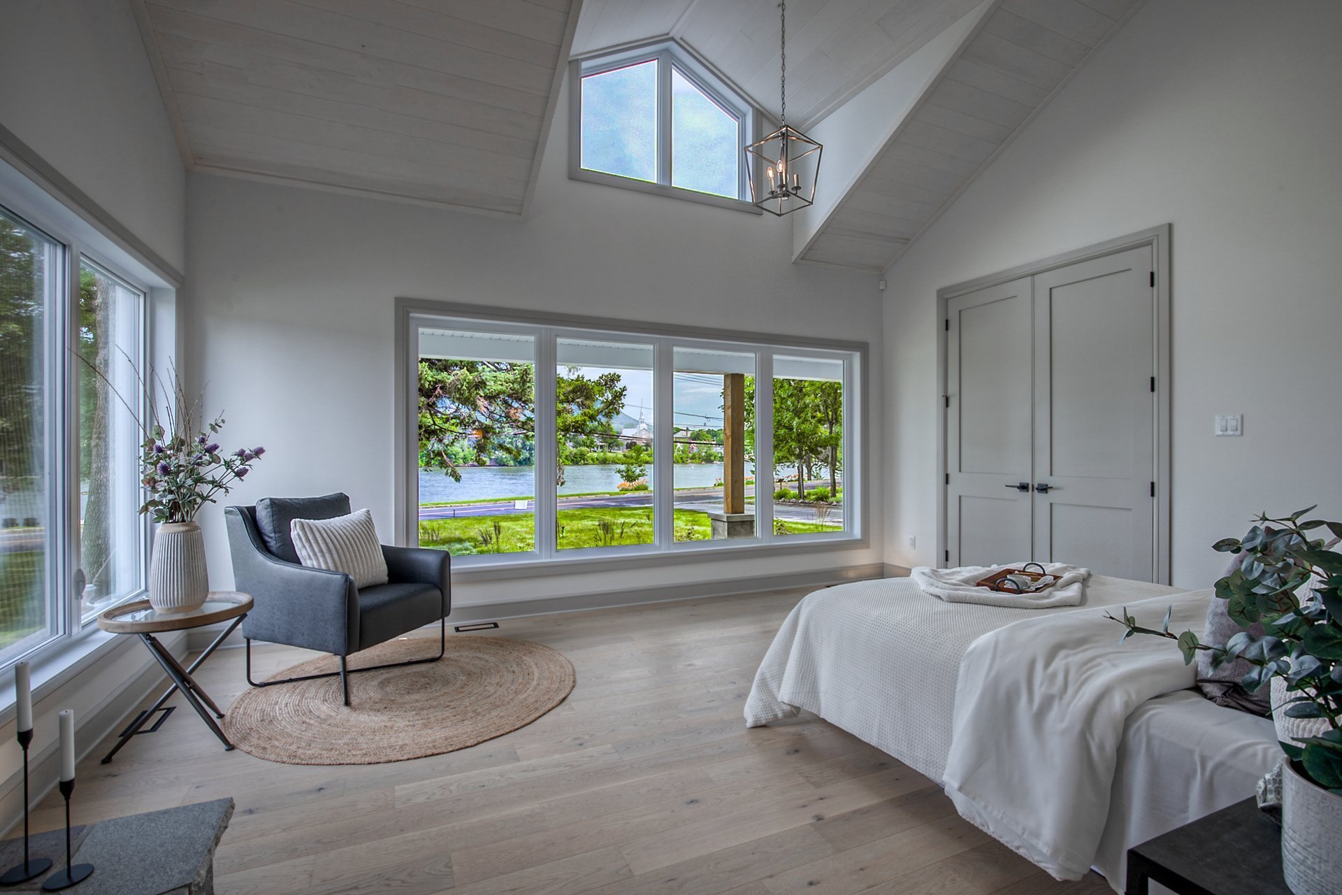 Vue unique sur l'eau et la montagne