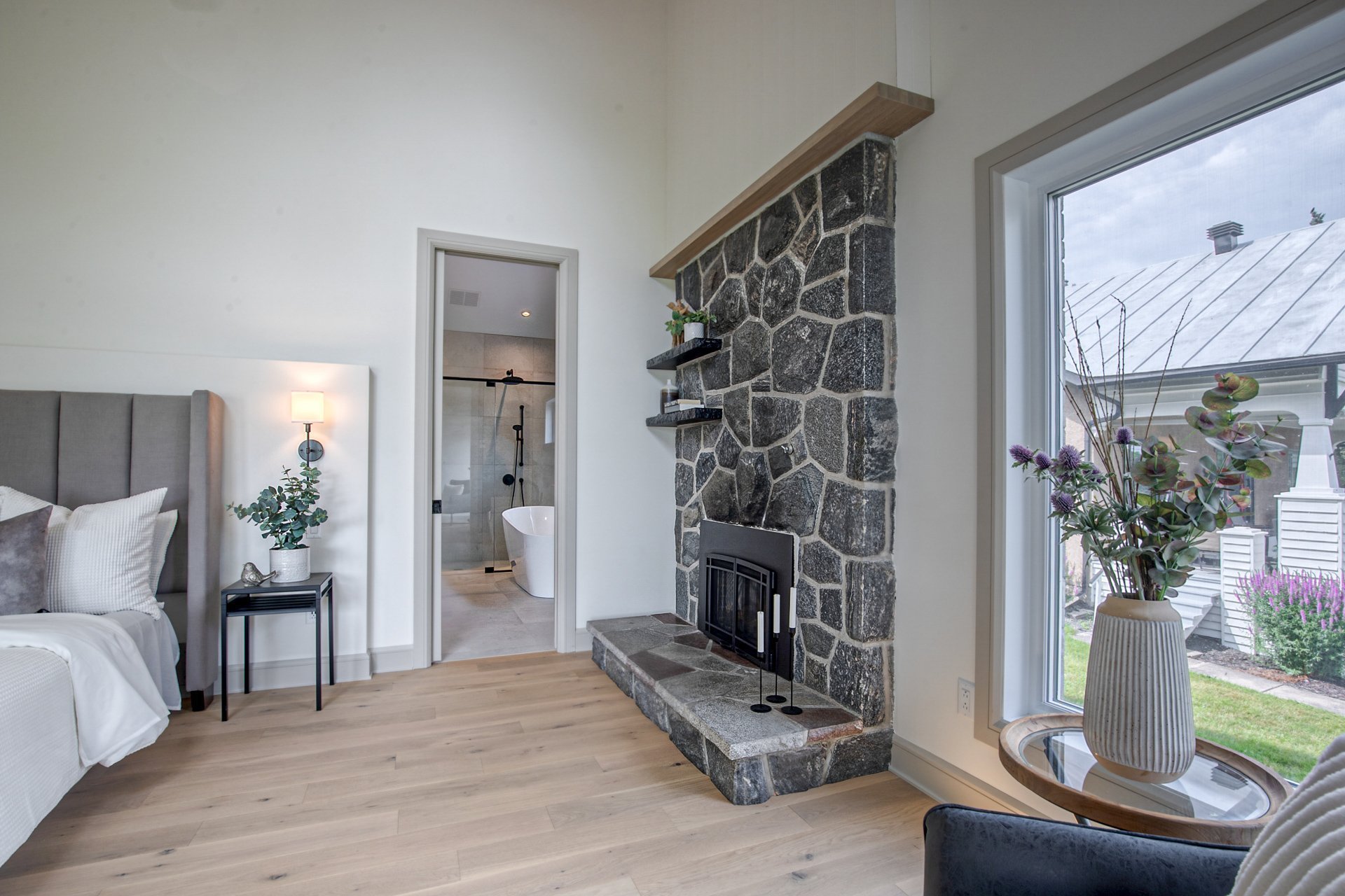 Foyer au gaz, manteau de pierres