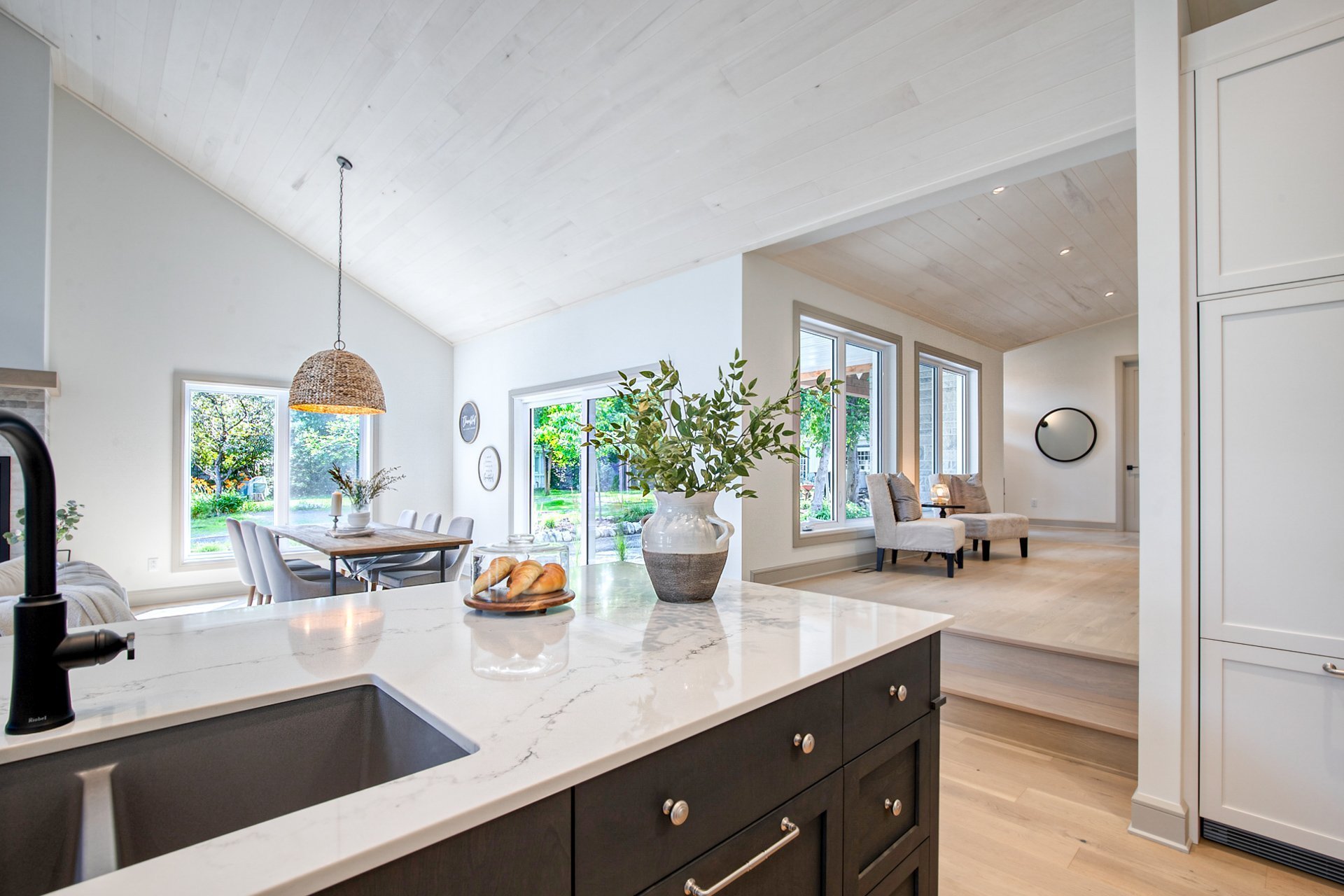 Vue sur le boudoir et le hall d'entrée principal