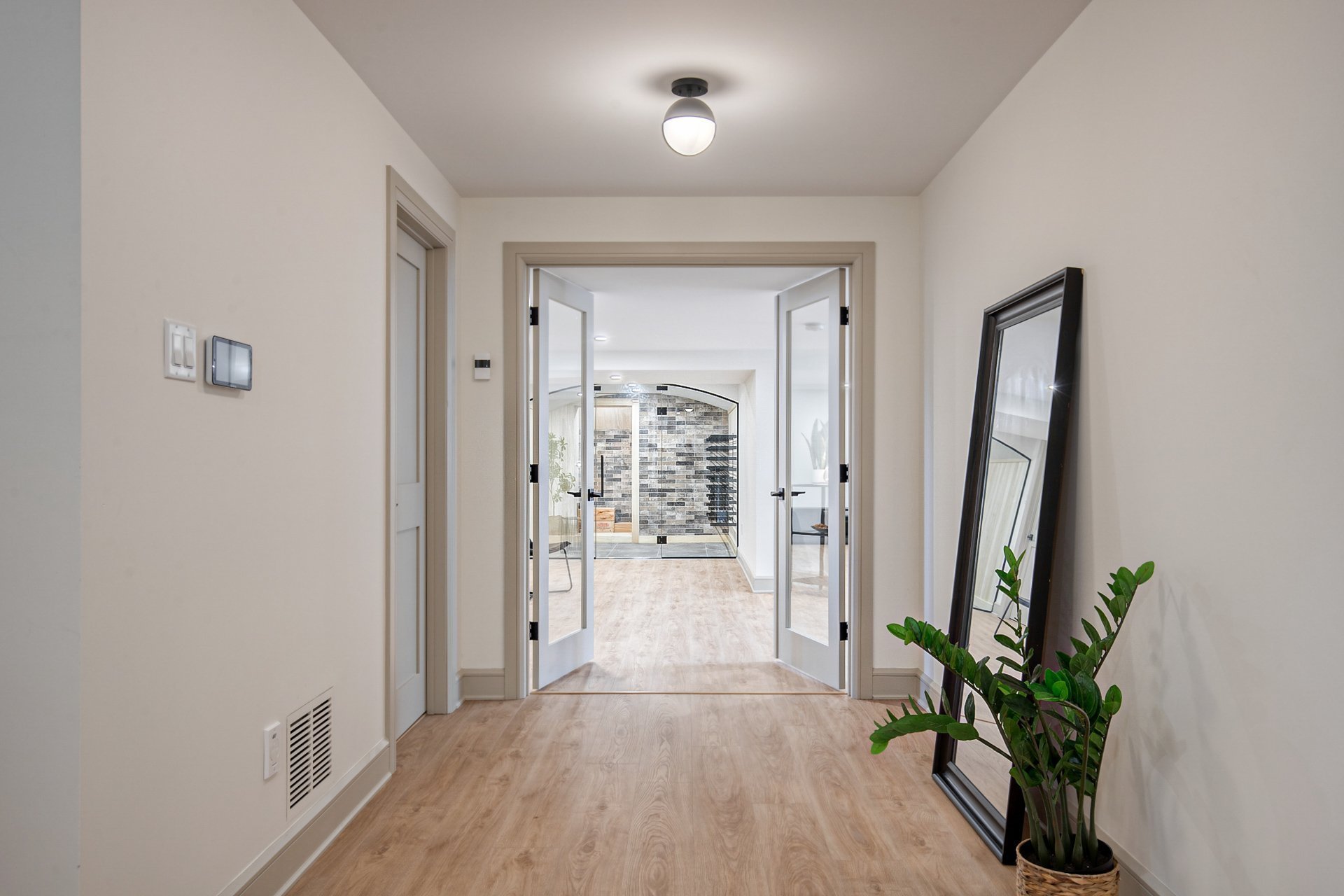 Deuxième espace salon au s-sol isolé avec portes