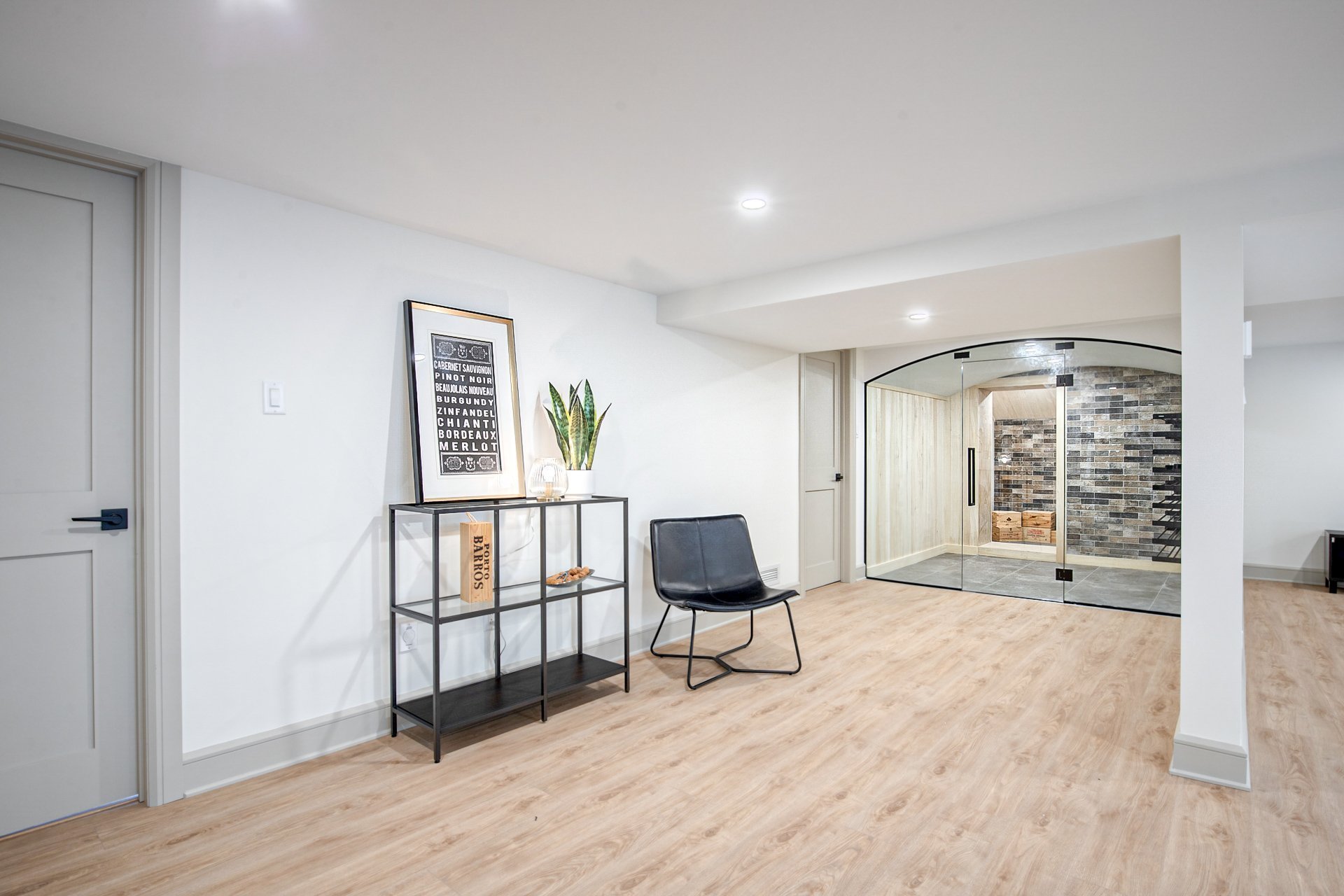 Magnifique entrée vers la cave à vin