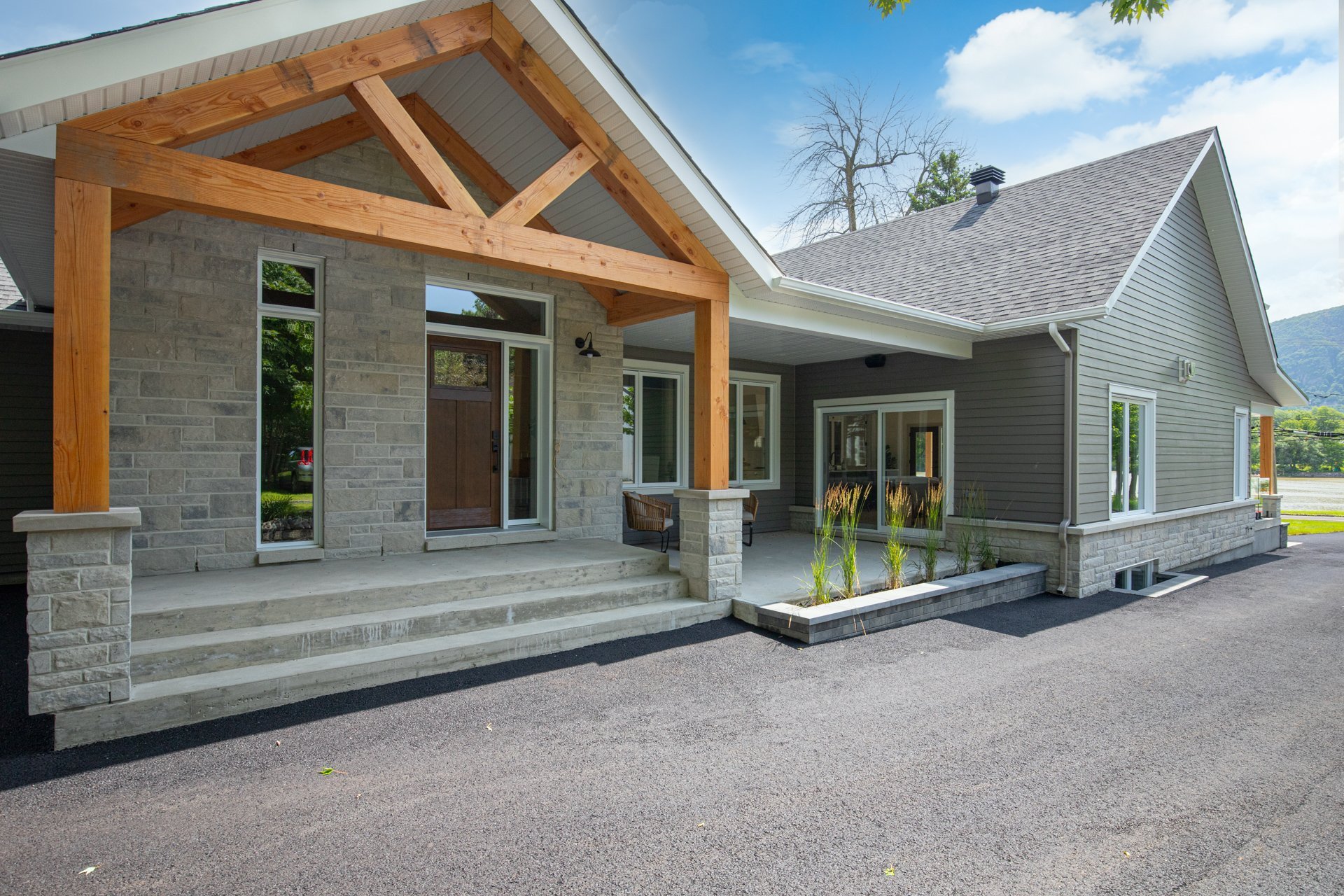 Entrée sur le côté, deuxième terrasse couverte