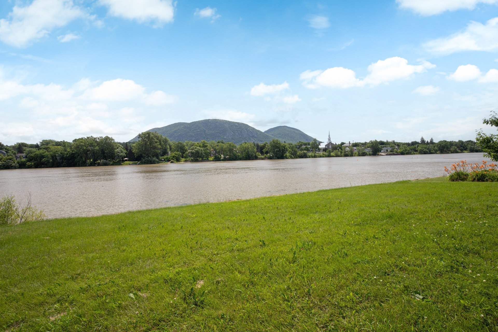 Magnifique vue sur l'eau et le Mont-Saint-Hilaire