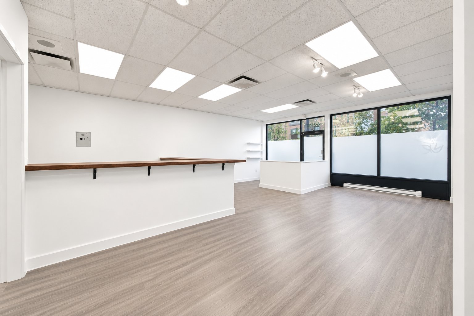 Commercial unit 4224, reception counter