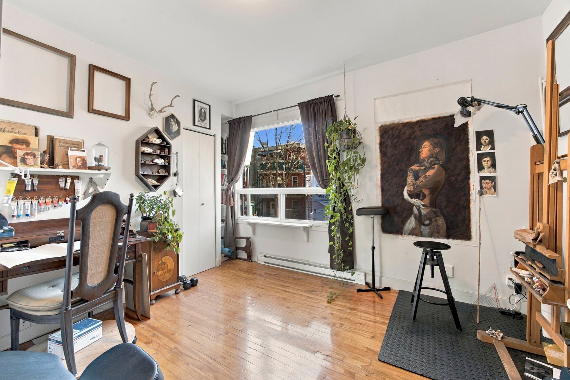 Unit 4226-1, Living room