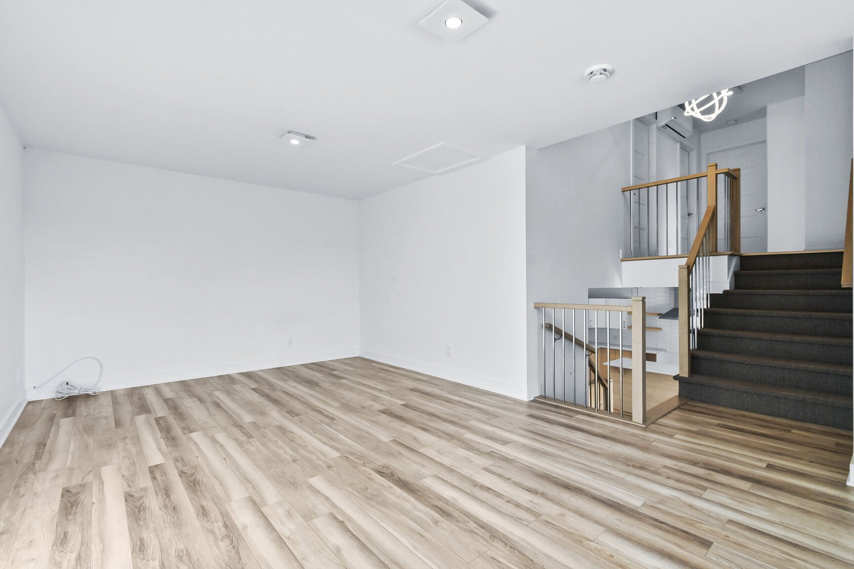 Pièce au-dessus du garage sans décor