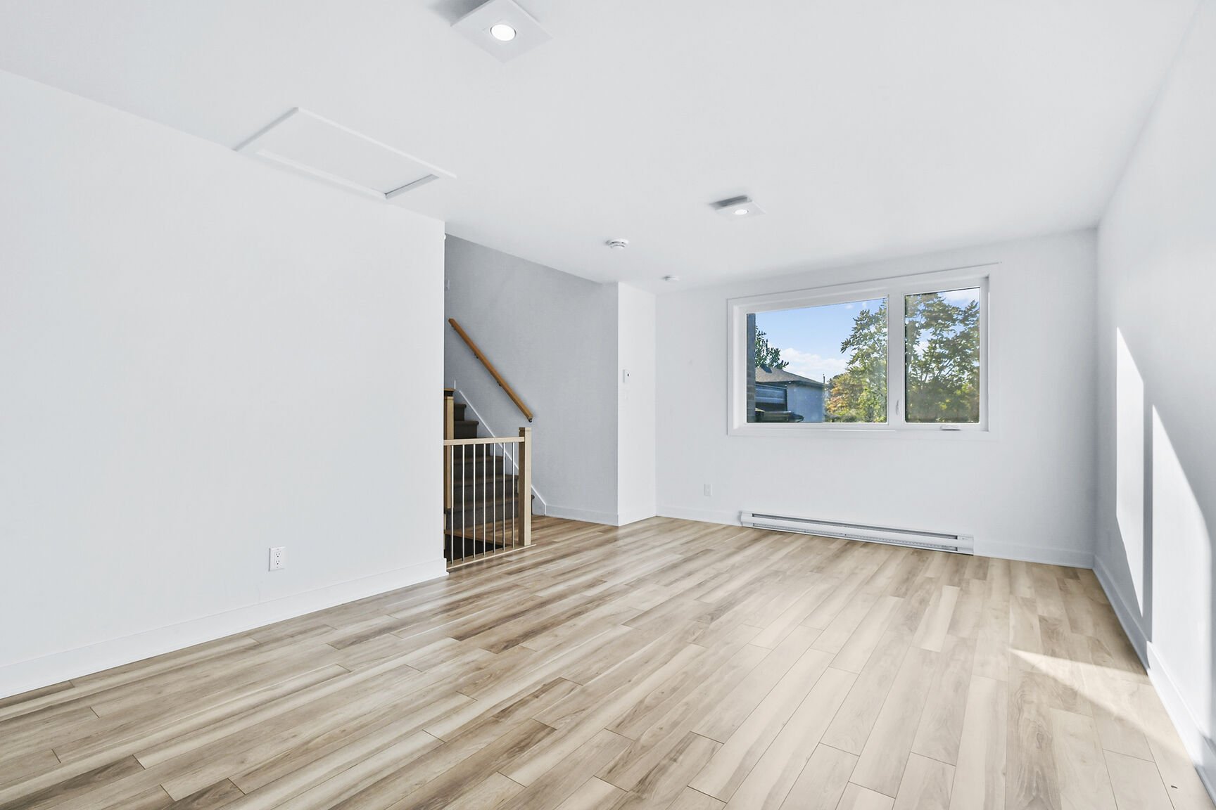 Pièce au-dessus du garage sans décor