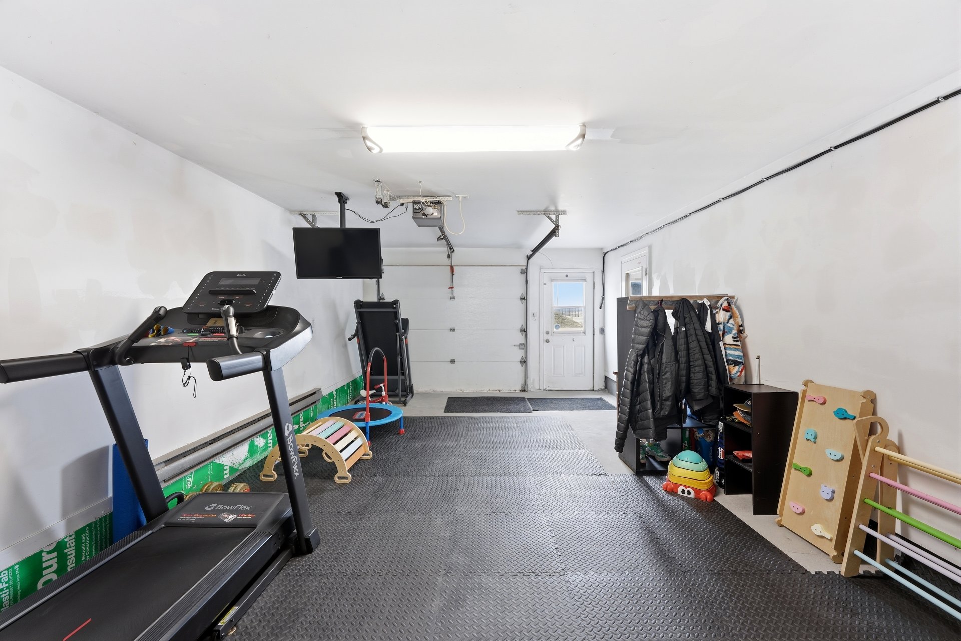 Garage 1 GYM / Donne sur le stationnement avant