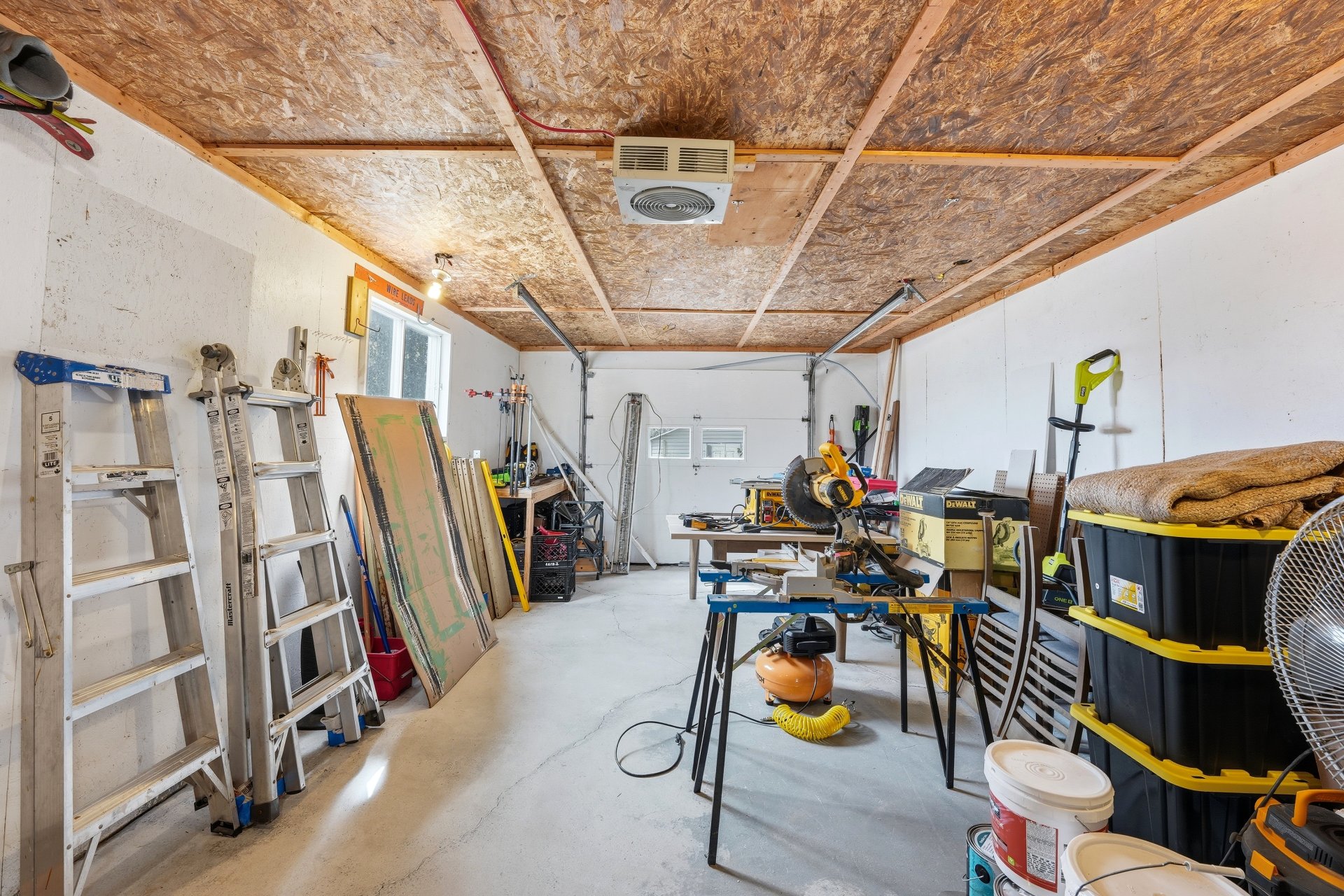 Garage3 /Atelier avec porte de garage à l'arrière