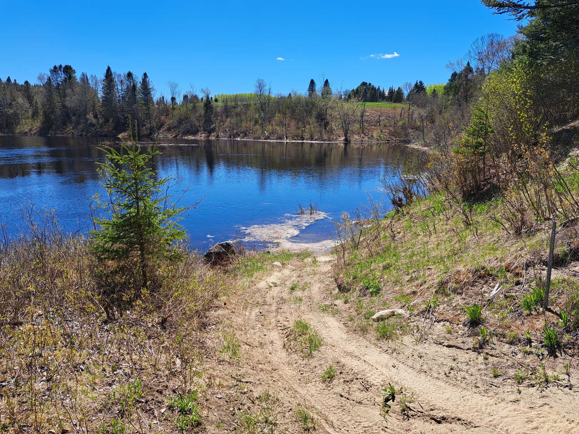Accès au plan d'eau