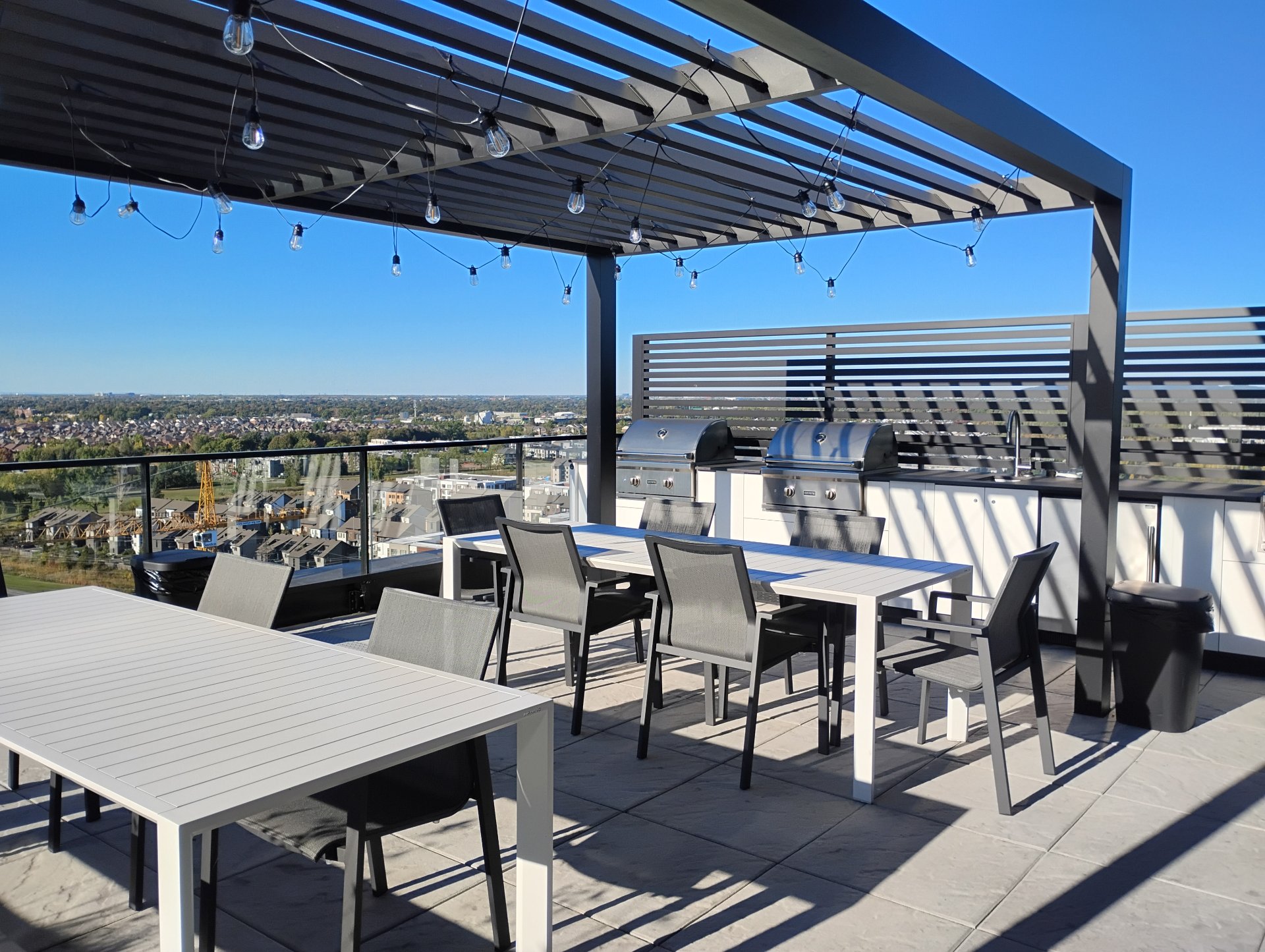 Terrasse sur le toit avec tables et BBQ