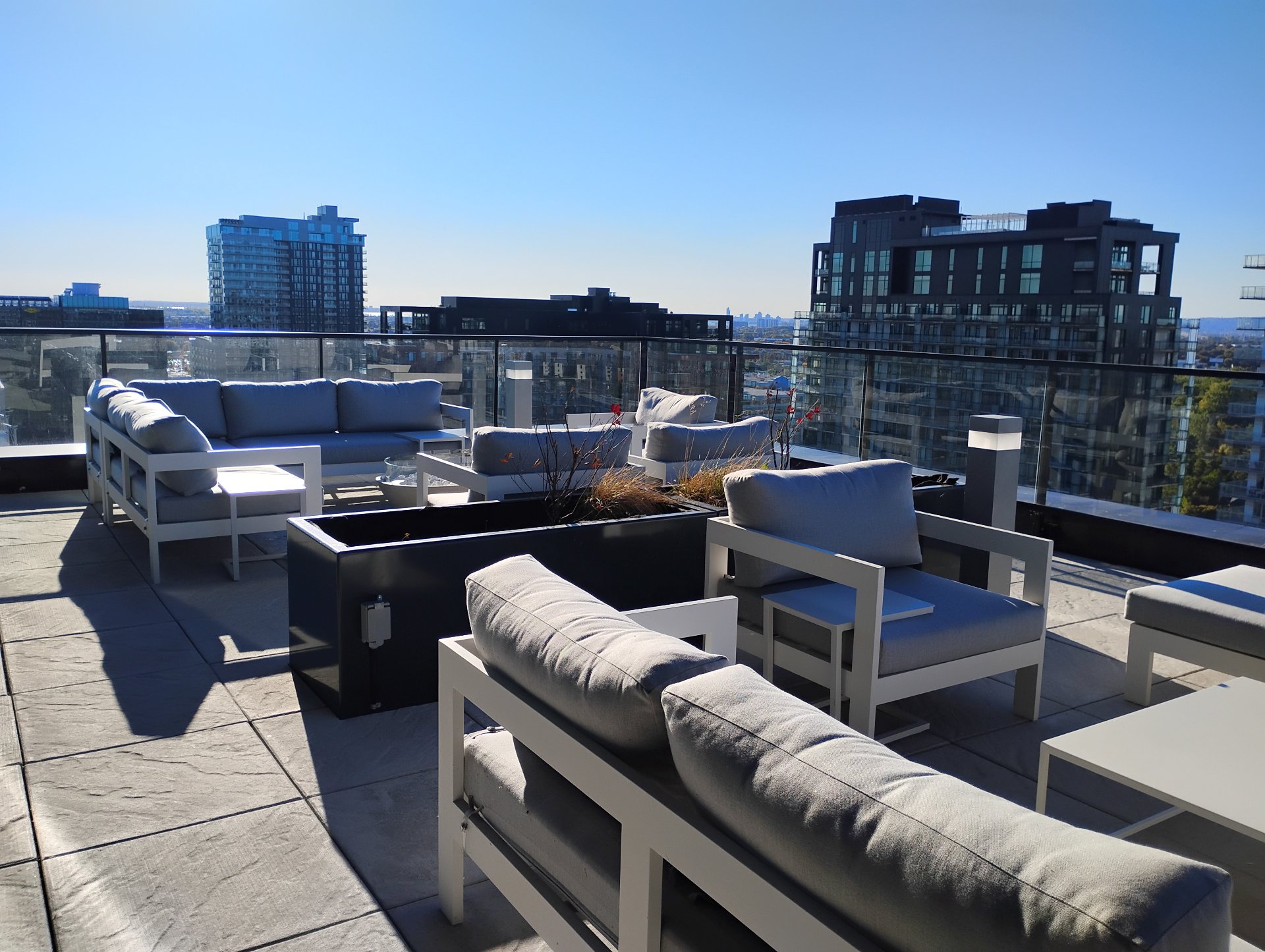 Terrasse sur le toit avec divans