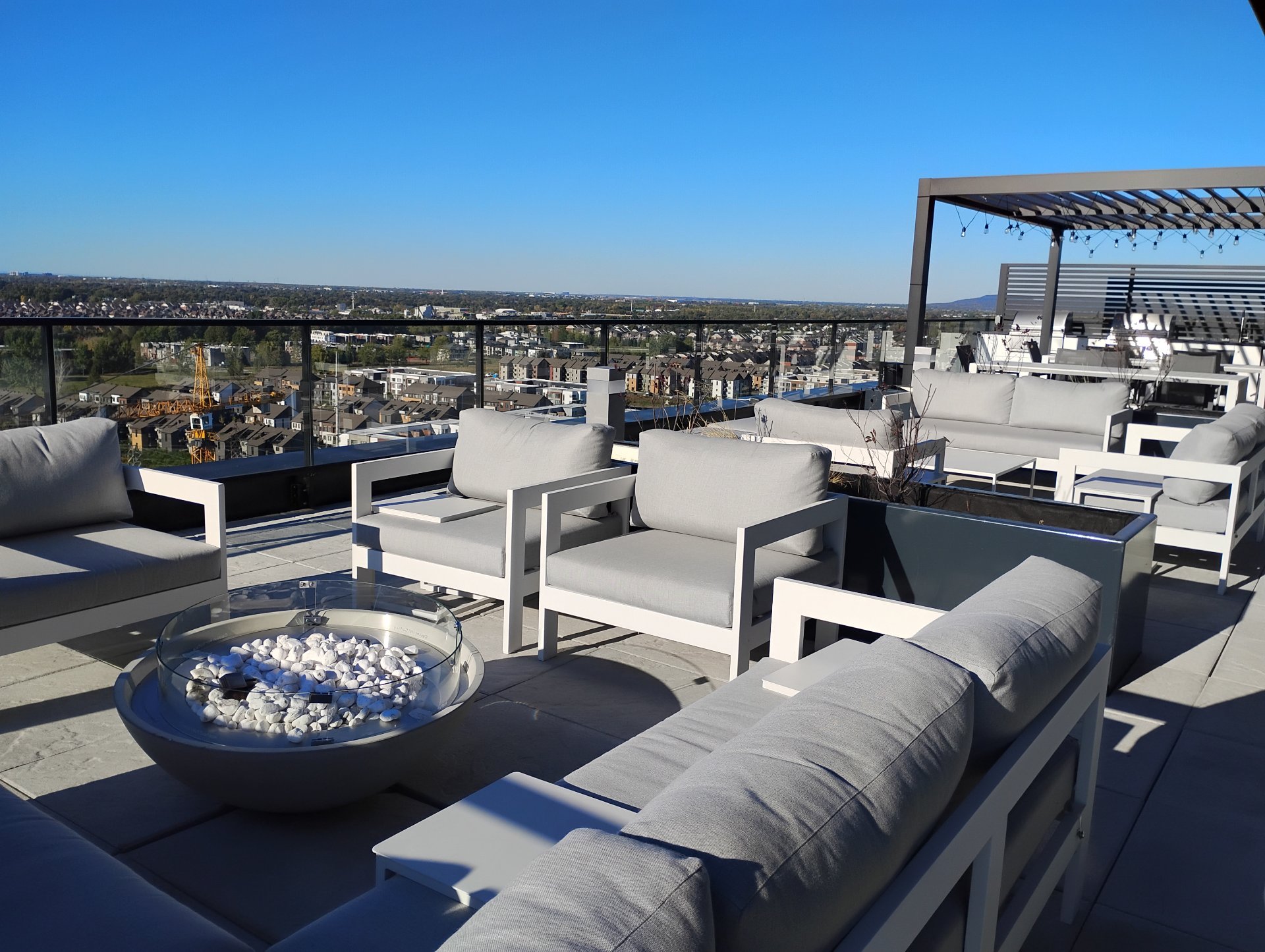 Terrasse sur le toit avec foyer au gaz