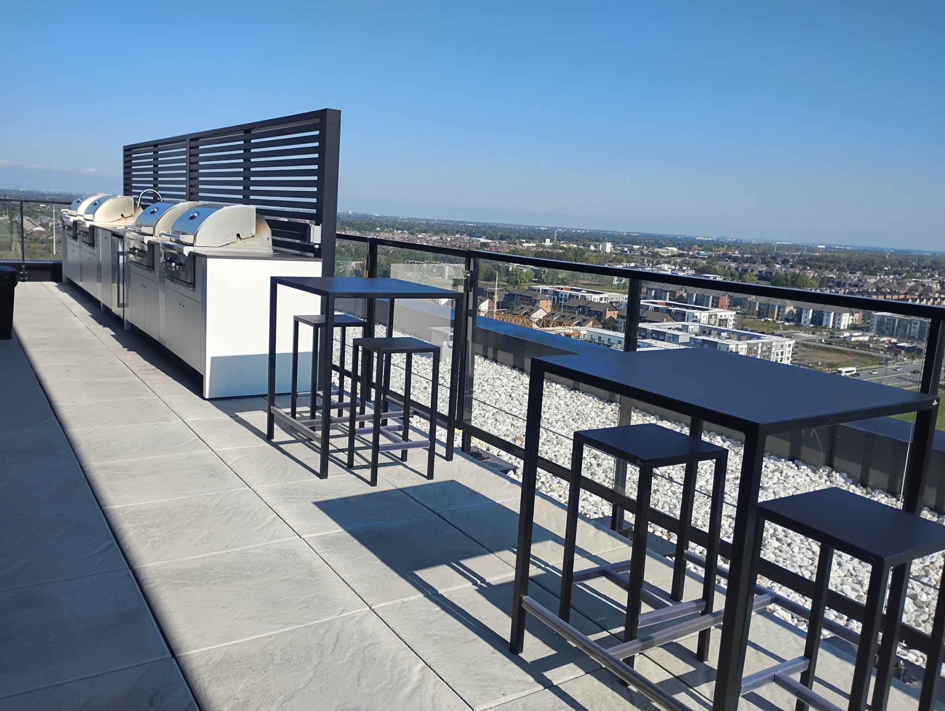 BBQ et tables hautes