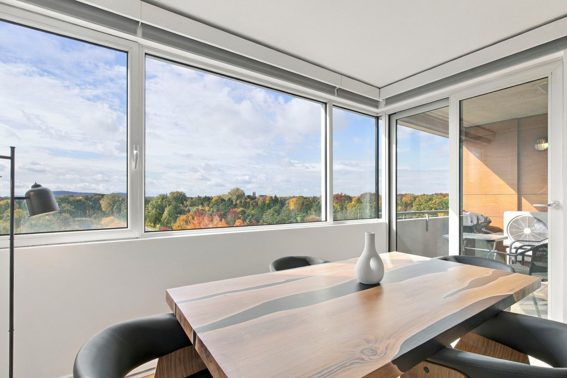 Dining room, open view from the 7th floor