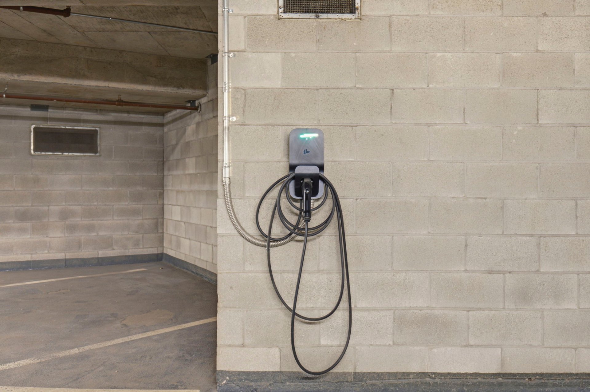 Electric vehicle charging station