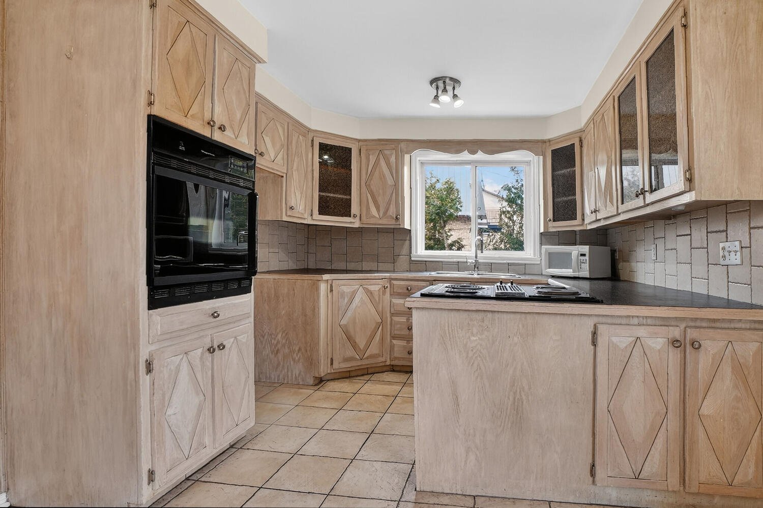 Main residence - 2575 - (6 1/2)