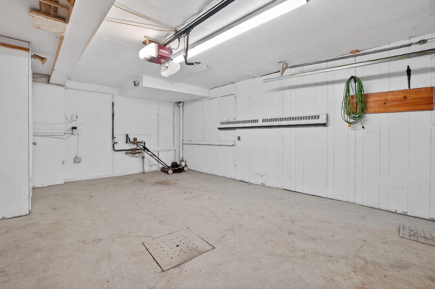 2575 (6 1/2)-Garage avec porte électrique au S-SOL