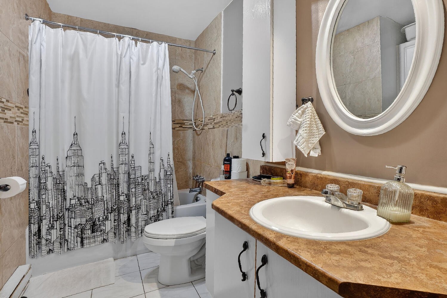 2565 (photoshop, remove objects near the bath)