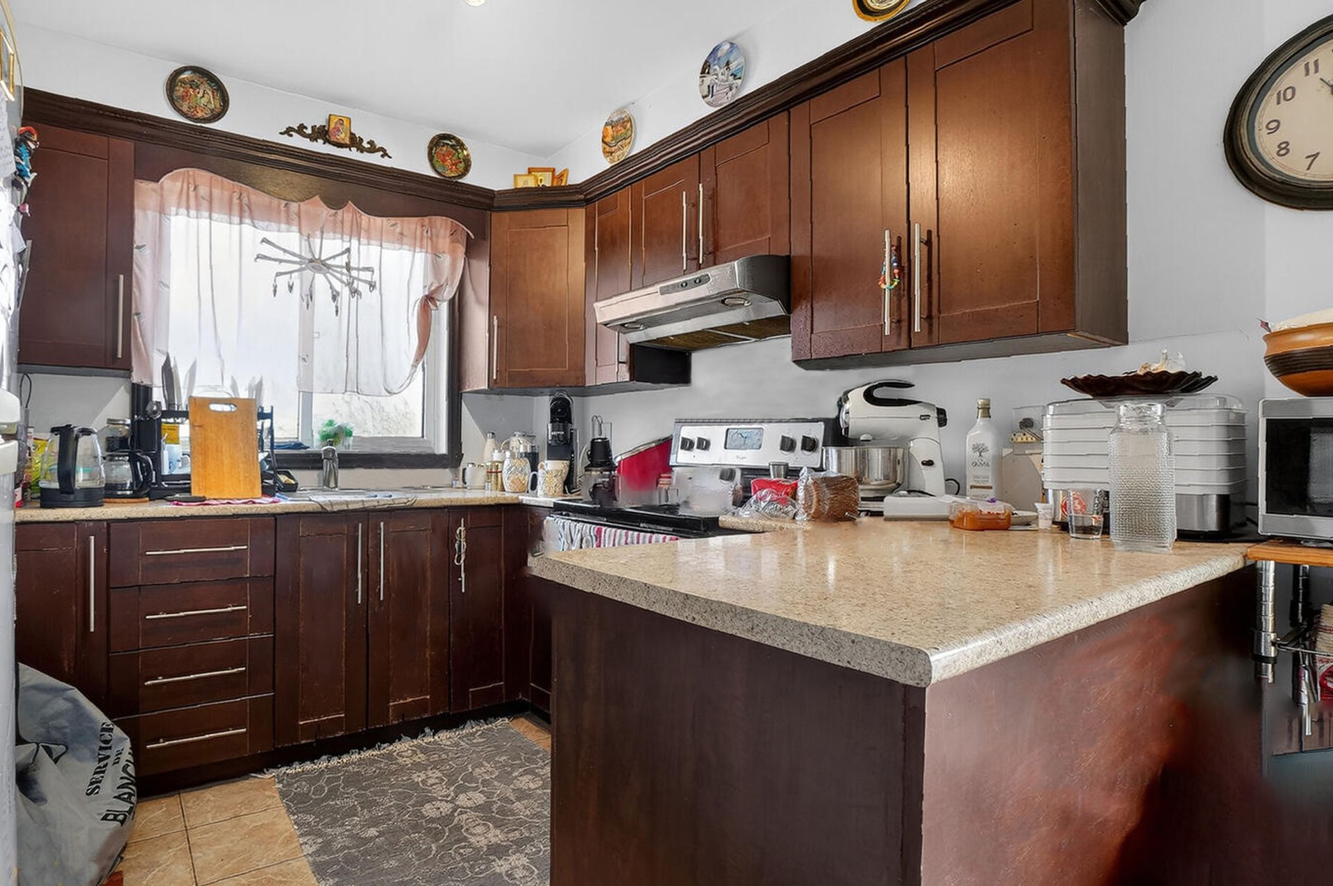 5 1/2 Apartment at 2565 - Maple Cabinets