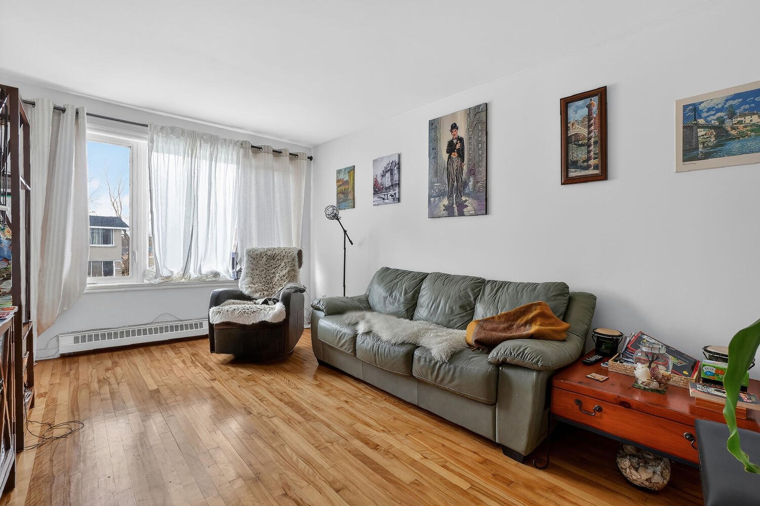 2565 (Photoshop; remove objects from sofa)