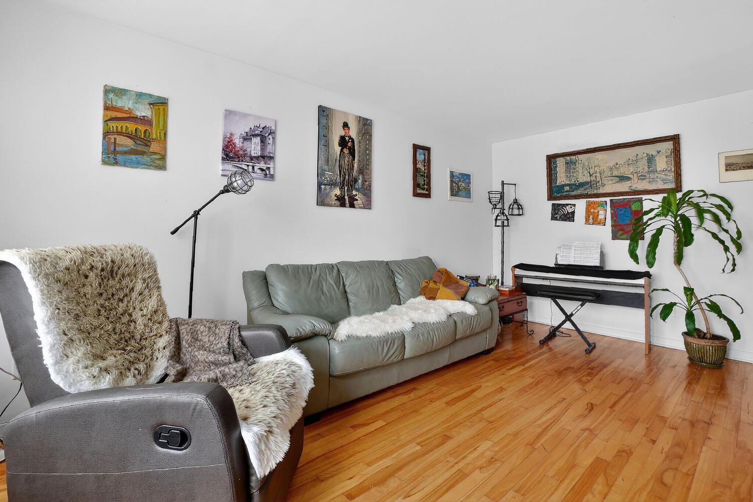 2565 (photoshop; remove objects from the sofa)