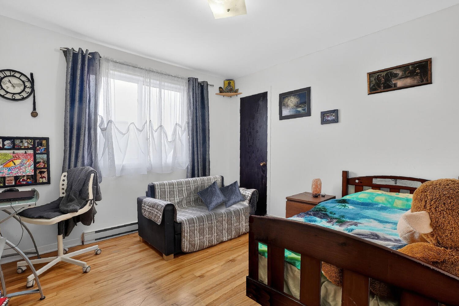 2565 (Photoshop; removing clothes from sofa and be