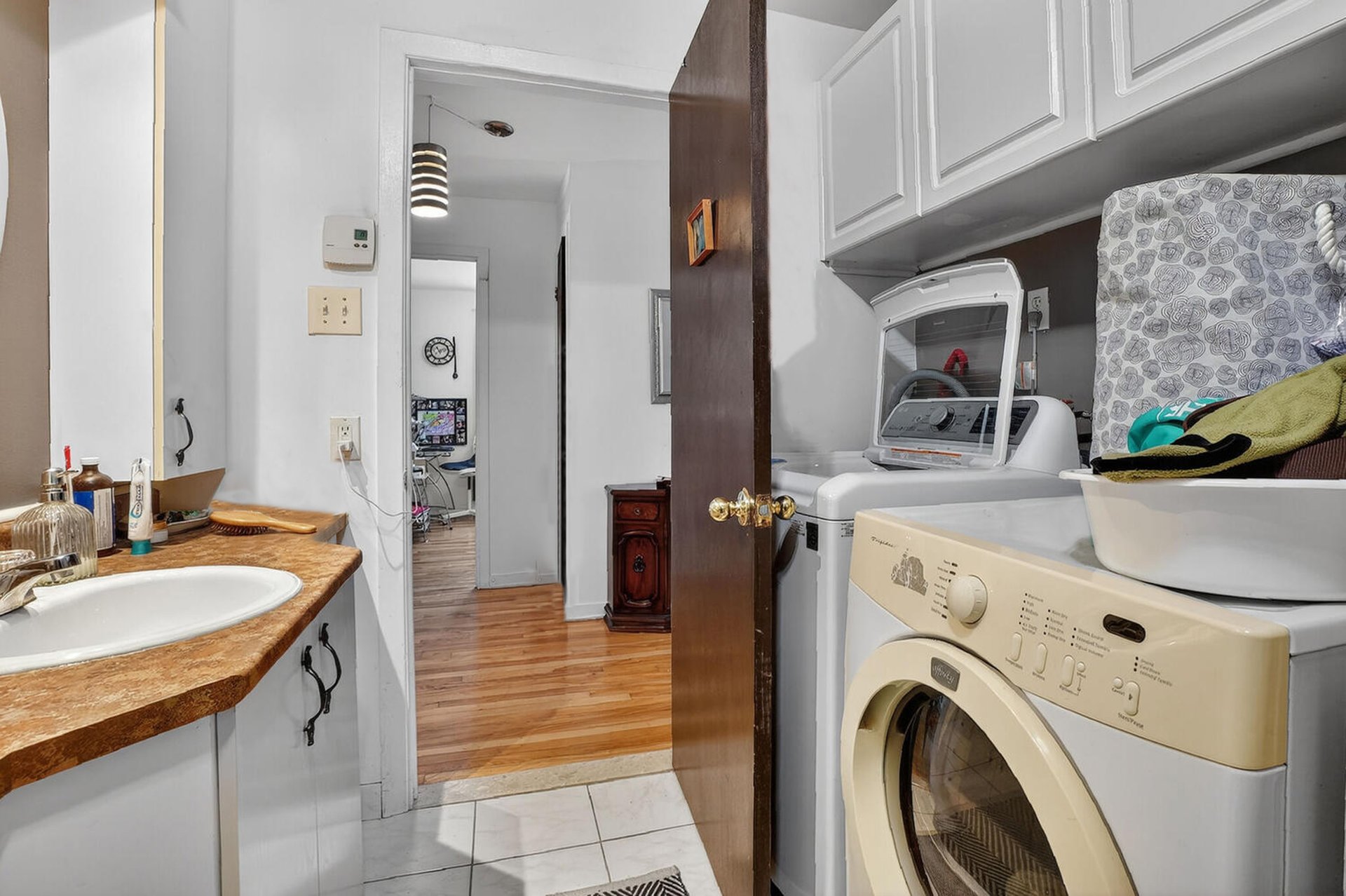 2565 (photoshop; remove clothes and towel)