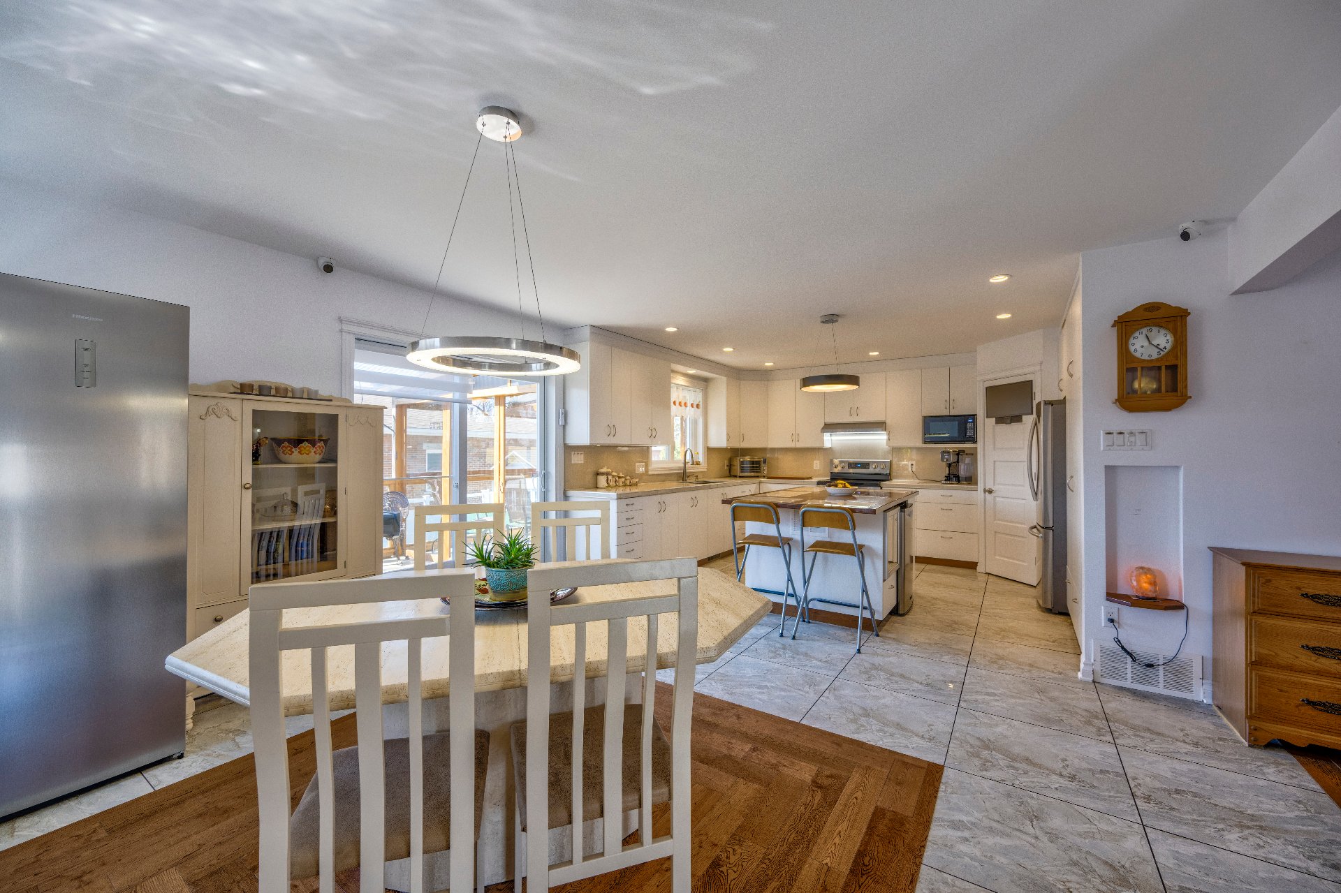 Spacious dining room, perfect for entertaining fam