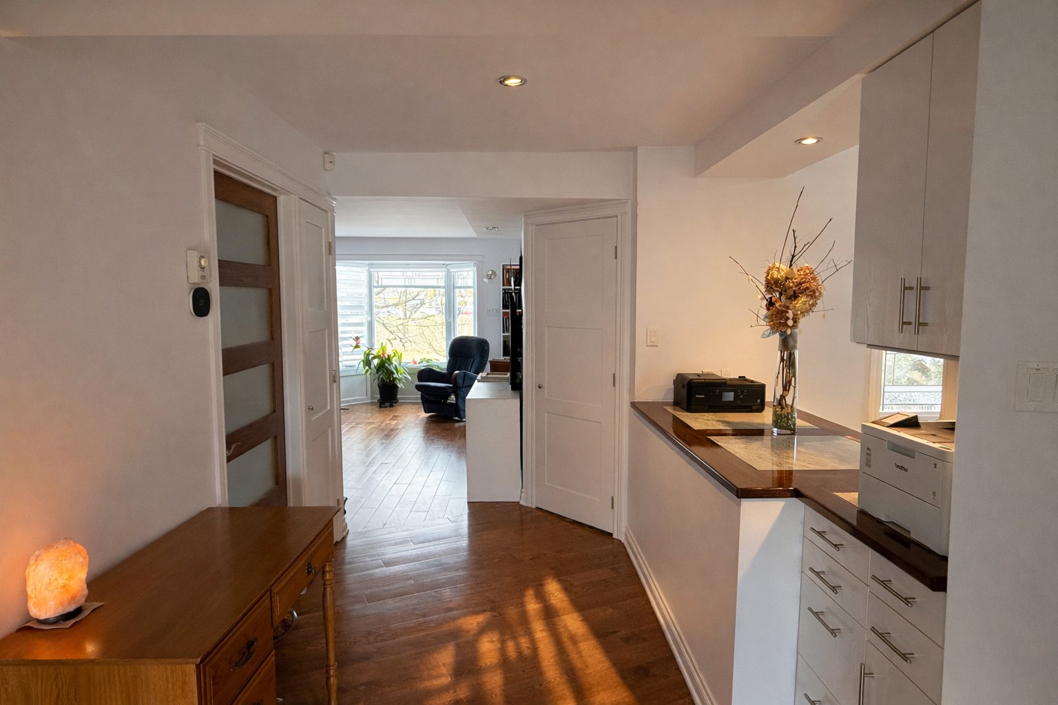 Espace bureau avec coin rangement et imprimante, i