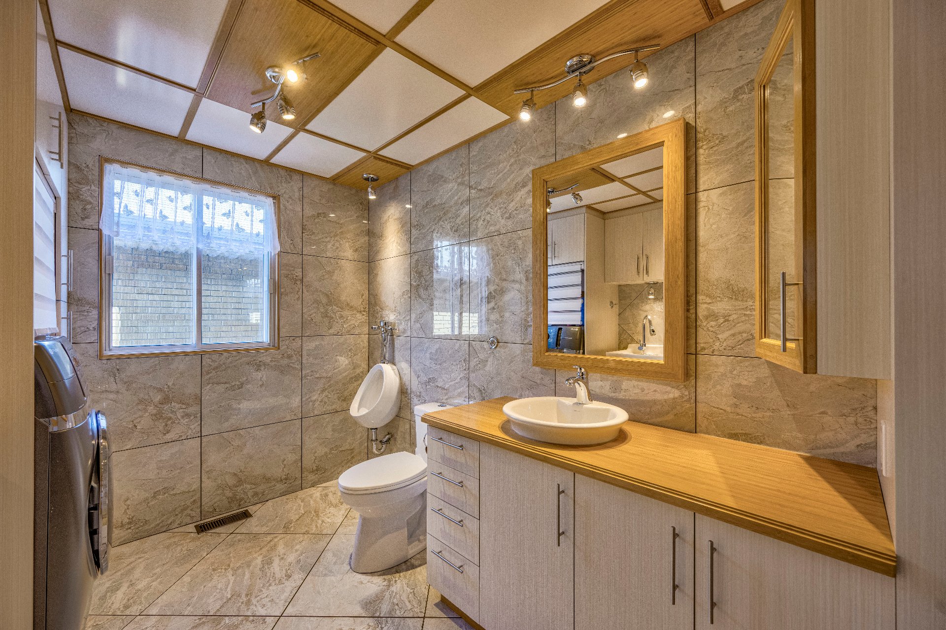 Powder room with washer and dryer, porcelaine