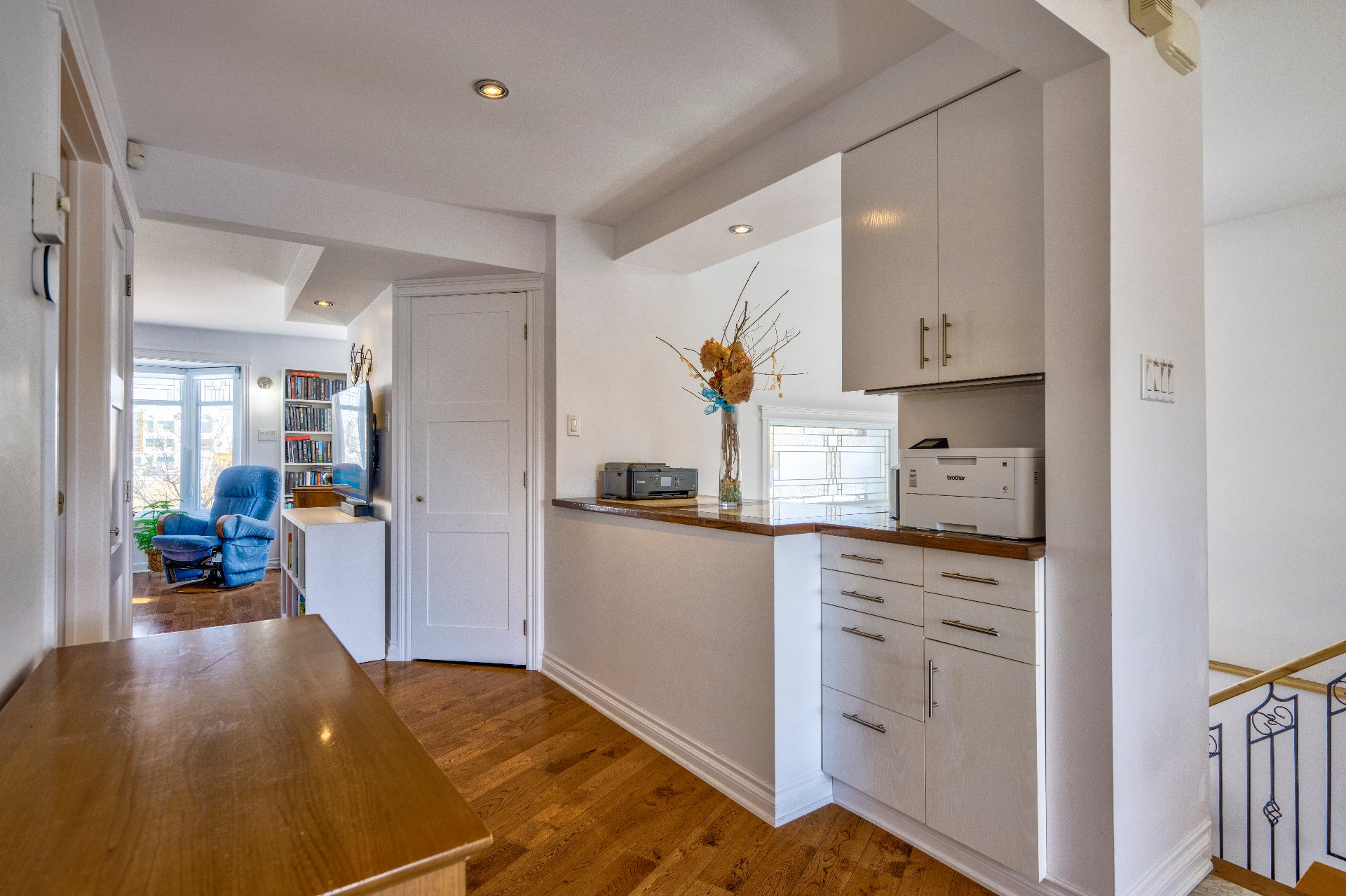 Espace bureau avec coin rangement et imprimante