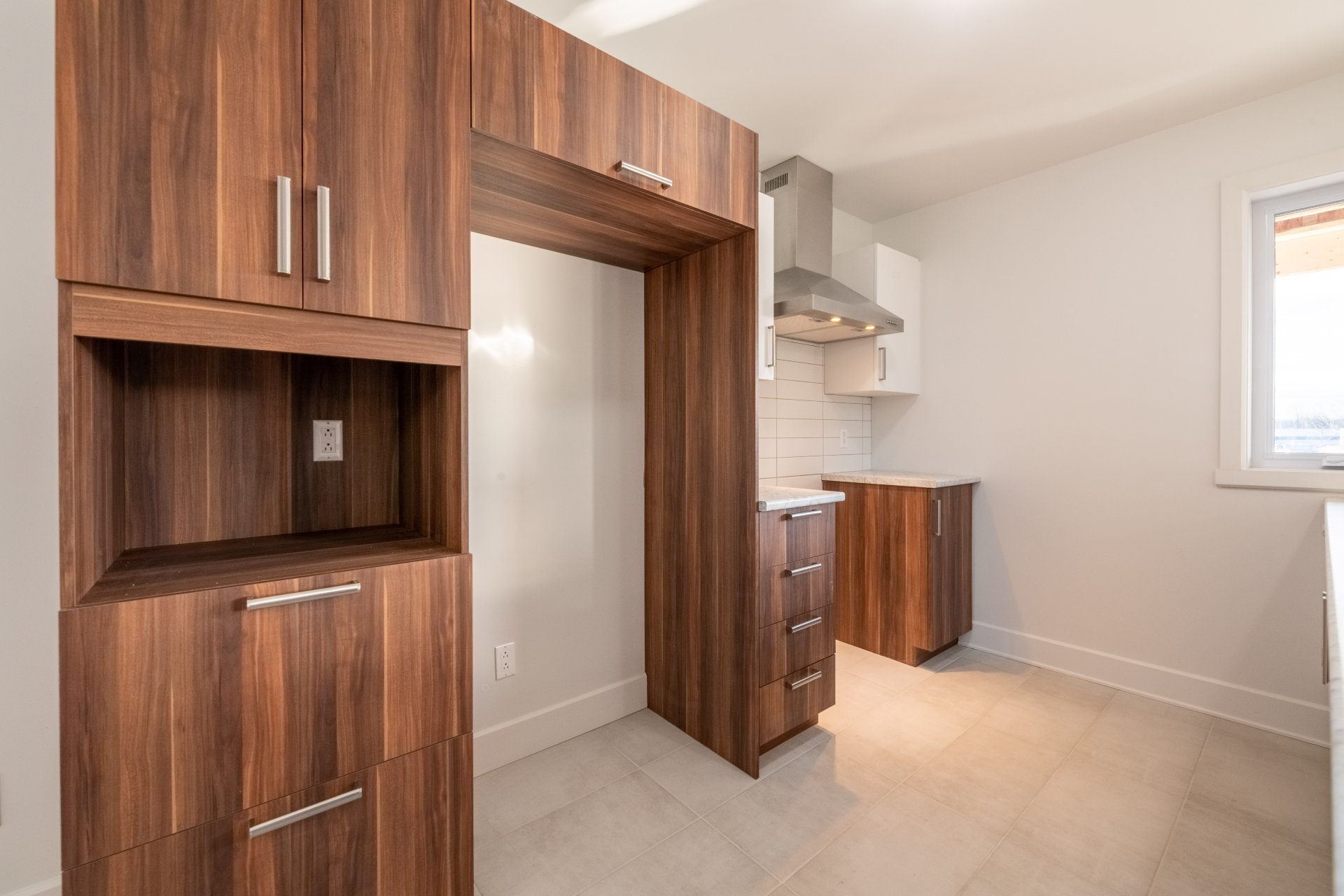 Soft closer on drawers and doors.