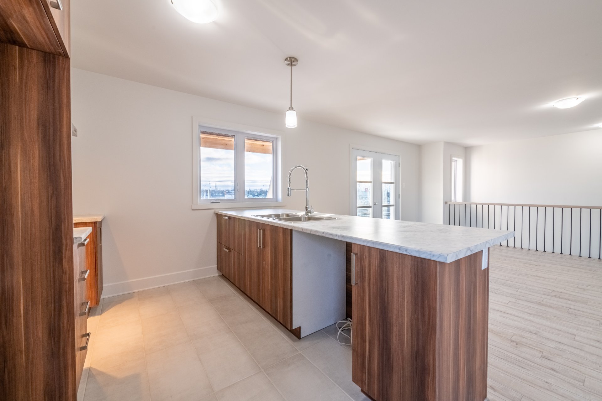 Heated floors and quartz countertops