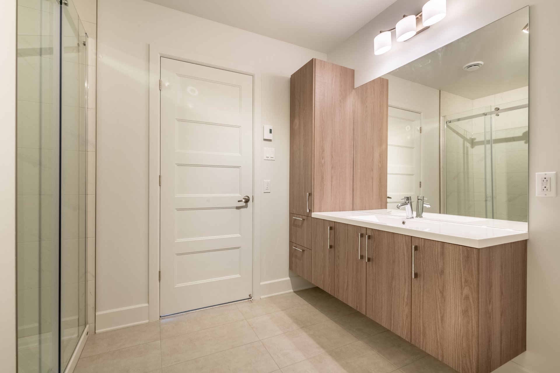 Heated floors and quartz countertops