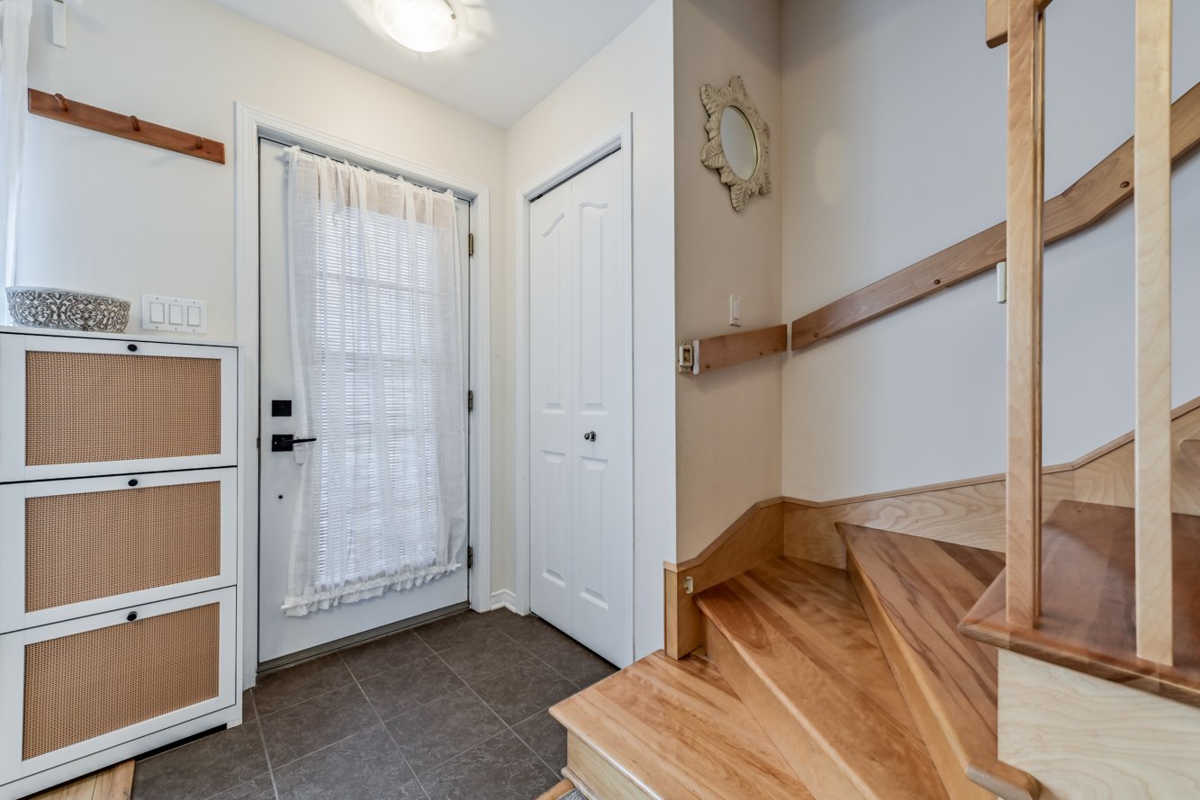 Hall d'entrée en céramique avec garde-robe