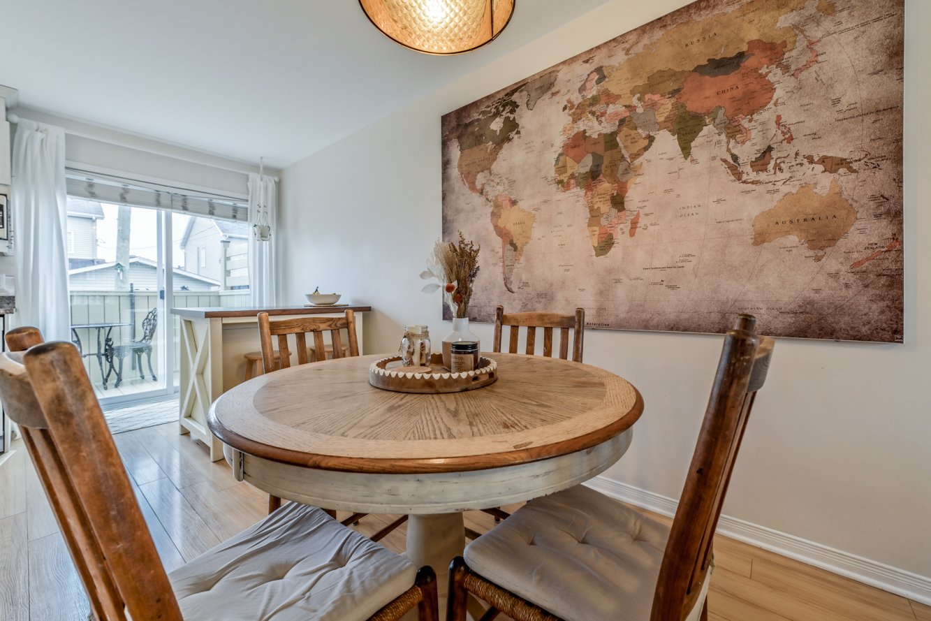 Jolie salle à manger tout près de la porte-patio