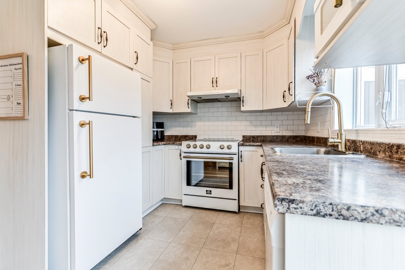 Bel espace de comptoir pour travailler