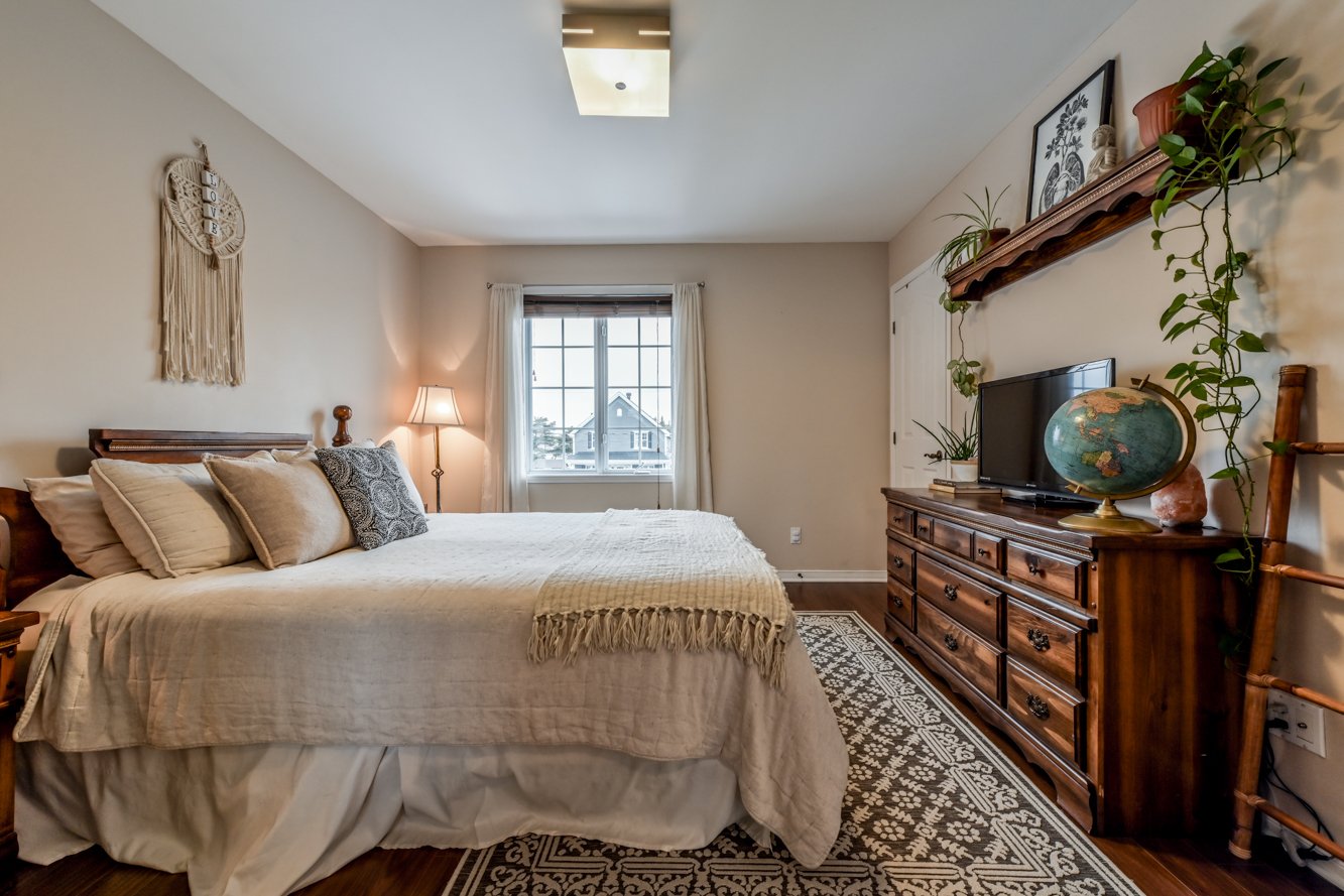 Belle grande pièce avec grand garde-robe