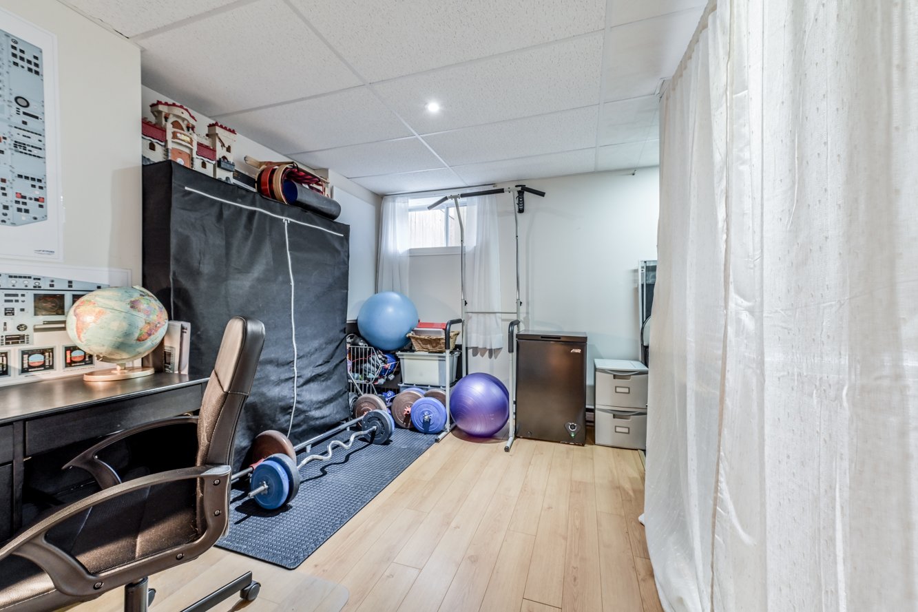 Espace laveuse-sécheuse derrière les rideaux