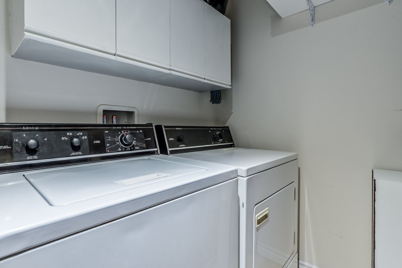 Avec rangement au-dessus