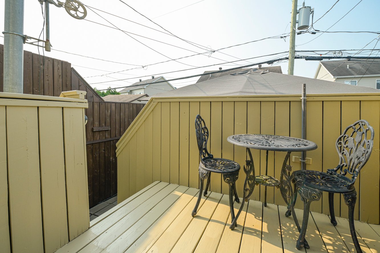 Belle terrasse pour déjeuner!