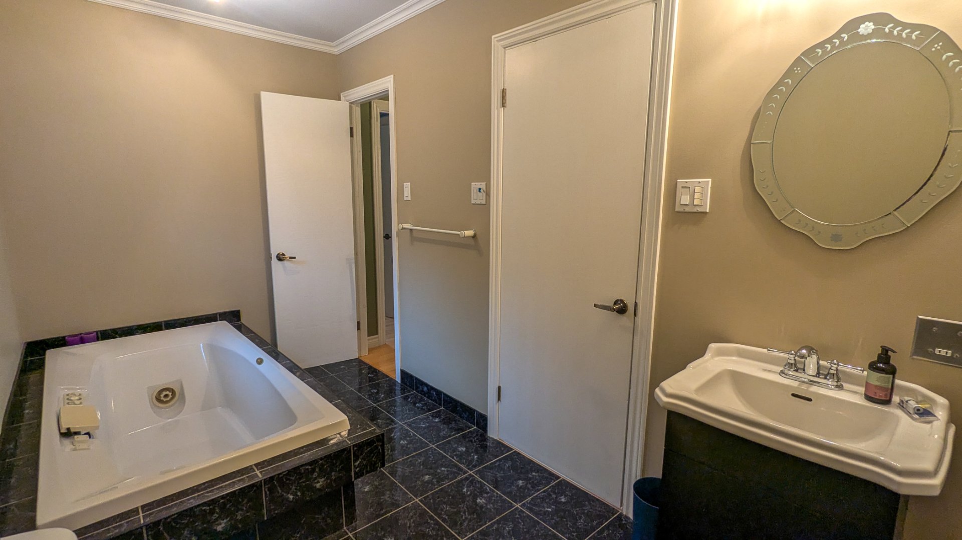 Salle de bains attenante à la CCP